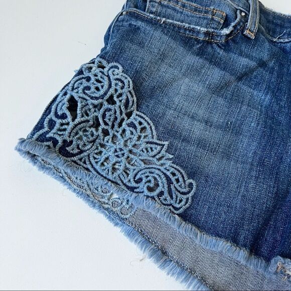 Joe’s Jeans The Ozzie Embroidered Floral Cut Off Shorts - Picture 2 of 8